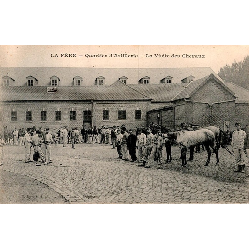 02800 - LA FERE - QUARTIER d'Artillerie - VISITE DES CHEVAUX