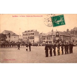 County 02800 - LA FERE - THE REVIEW - PRESENTATION OF DECORATIONS