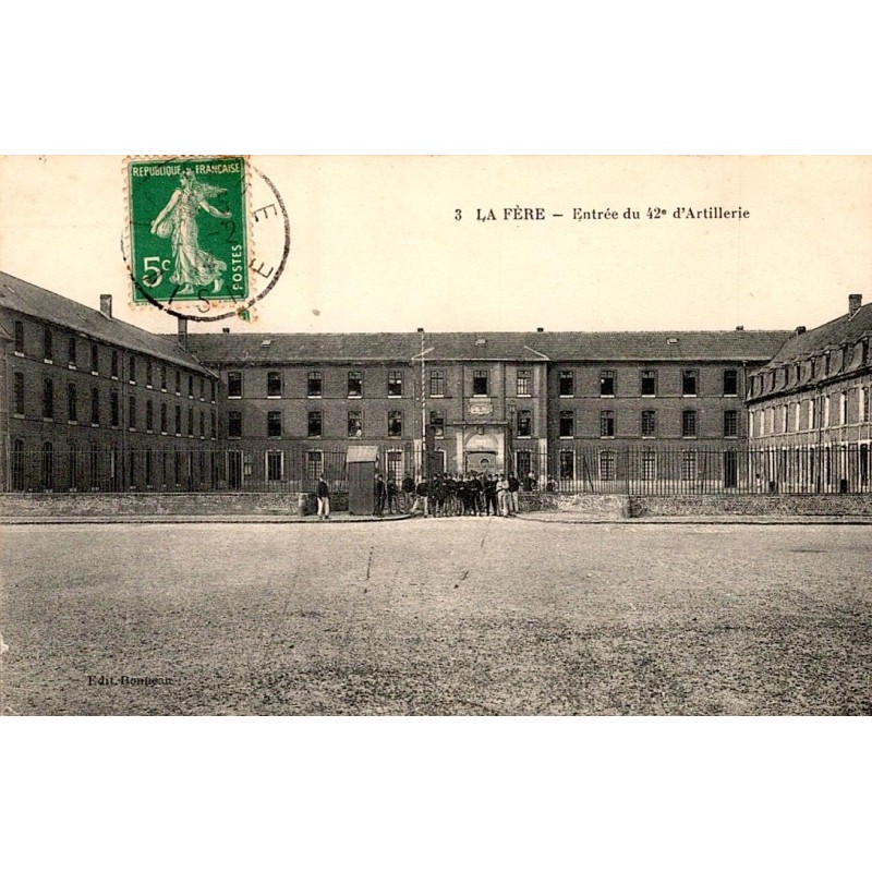 COUNTY 02800 - LA FERE - ENTRANCE OF THE 42ND ARTILLERY REGIMENT