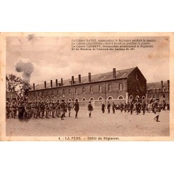 02800 - LA FERE - DEFILE DU REGIMENT