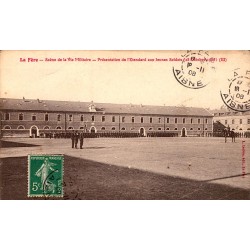 02800 - LA FERE - SCENE DE VIE MILITAIRE - PRESENTATION DE L'ETENDARD AUX JEUNES SOLDATS - 1908