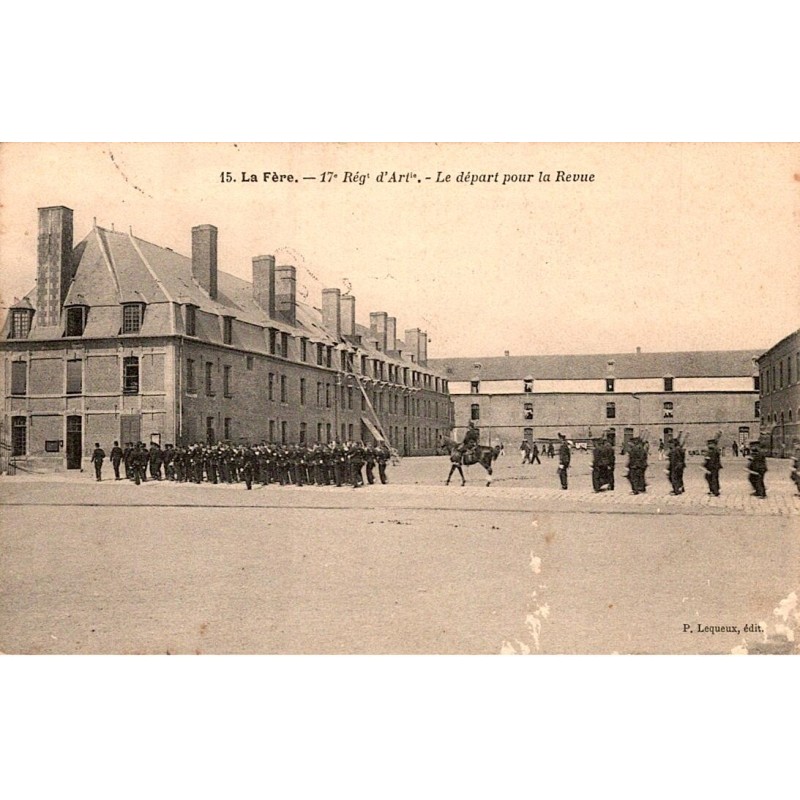 02800 - LA FERE - 17EME REGIMENT D'ARTILLERIE - LE DEPART POUR LA REVUE