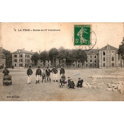 COUNTY 02800 - LA FERE - ENTRANCE OF THE 17TH ARTILLERY REGIMENT