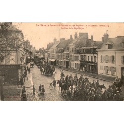 02800 - LA FERE - SOUVENIR DE L'ARRIVEE DU 19EME REGIMENT DE CHASSEURS A CHEVAL