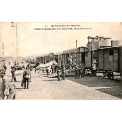 02800 - LA FERE - MANOEUVRES D'ARTILLERIE - L'EMBARQUEMENT DES CHEVAUX EN PLEINE VOIE