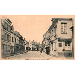 02800 - LA FERE - RUE DE LA REPUBLIQUE