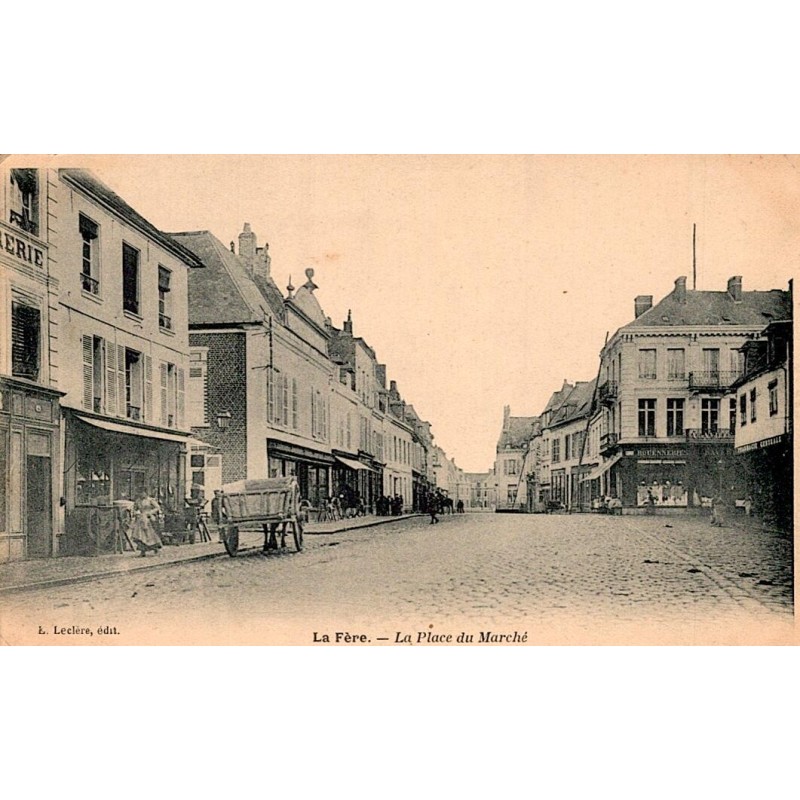 COUNTY 02800 - LA FERE - THE MARKET SQUARE