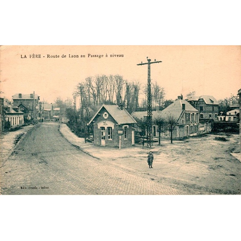 COUNTY 02800 - LA FERE - LAON ROAD AT THE LEVEL CROSSING