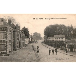 02800 - LA FERE - PASSAGE A NIVEAU - ROUTE DE LAON