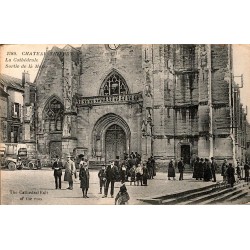 02400 - CHATEAU-THIERRY - LA CATHEDRALE - SORTIE DE LA MESSE