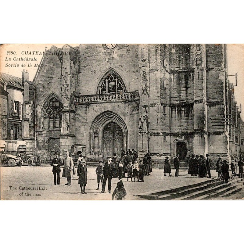 02400 - CHATEAU-THIERRY - LA CATHEDRALE - SORTIE DE LA MESSE