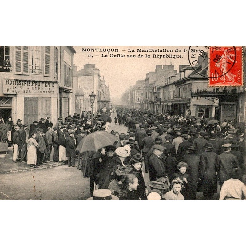 03100 - MONTLUCON - MANIFESTATION DU 1ER MAI - LE DEFILE RUE DE LA REPUBLIQUE