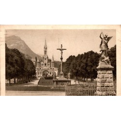 65100 - LOURDES - LA BASILIQUE ET L'ESPLANADE