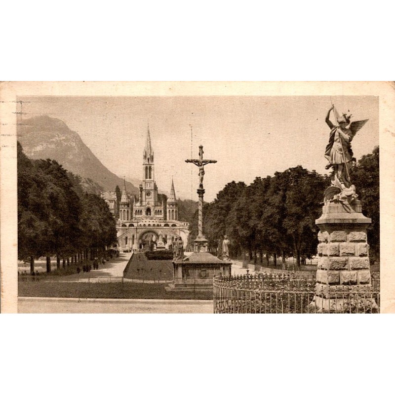 65100 - LOURDES - THE BASILICA AND THE ESPLANADE