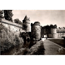 COUNTY 35300 - FOUGERES - THE CASTLE - THE NOTRE-DAME GATE AND THE RECONSTRUCTED MOAT