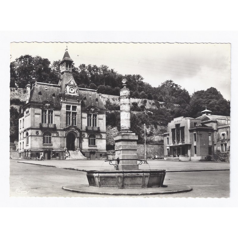 02400 - CHATEAU THIERRY - LE THÉATRE ET L'HÔTEL DE VILLE