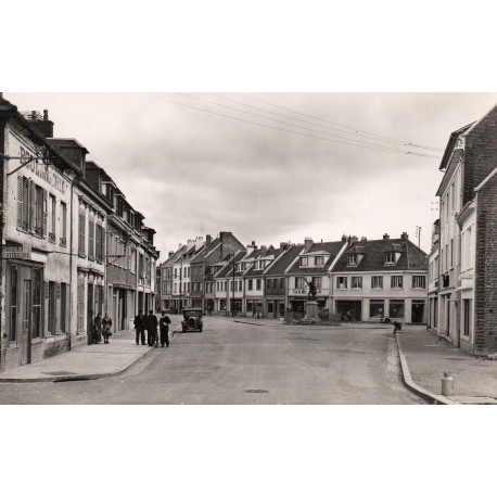 60120 - OISE - BRETEUIL-SUR-NOYE - LA PLACE DU MONUMENT