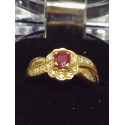 BAGUE EN OR JAUNE - 18 CARATS - RUBIS ET 14 BRILLANTS