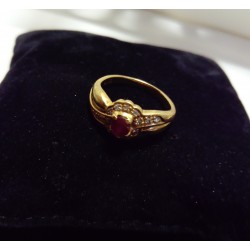 BAGUE EN OR JAUNE - 18 CARATS - RUBIS ET 14 BRILLANTS