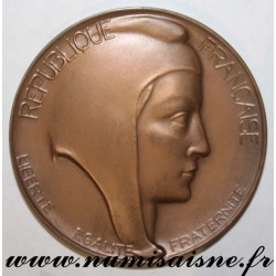 MÉDAILLE - POLITIQUE - Mme J. THOME-PATENOTRE - ANCIEN MINISTRE DÉPUTÉ DES YVELINES - 1973