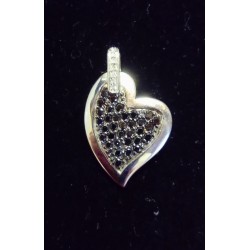 PENDENTIF OR BLANC - COEUR ORNE DE 44 SAPHIRS ET DE 7 BRILLANTS SUR LA BELLIERE