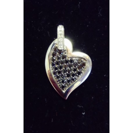 PENDENTIF OR BLANC - COEUR ORNE DE 44 SAPHIRS ET DE 7 BRILLANTS SUR LA BELLIERE