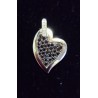 PENDENTIF OR BLANC - COEUR ORNE DE 44 SAPHIRS ET DE 7 BRILLANTS SUR LA BELLIERE