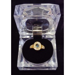 BAGUE EN OR JAUNE - 18 CARATS - 1 SAPHIR CENTRAL (4 X 5 mm) ET 28 BRILLANTS DE 0.02 CARATS - Taille 52