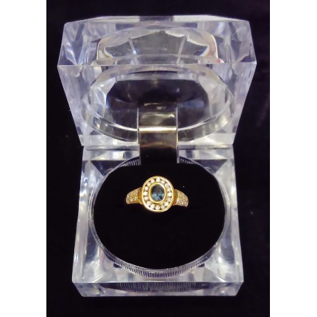 BAGUE EN OR JAUNE - 18 CARATS - 1 SAPHIR CENTRAL (4 X 5 mm) ET 28 BRILLANTS DE 0.02 CARATS - Taille 52