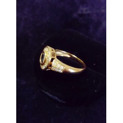 RING AUS GELBGOLD - 18 KARAT - 1 ZENTRALER SAPHIR (4 X 5 mm) UND 28 GLANZ VON 0,02 KARAT - Größe 52