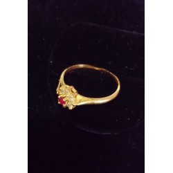 RING AUS GELBGOLD - 18 KARAT - 1 RUBIN UND 8 GLOSSEN VON 0,02 KARAT - GRÖßE 54