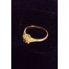 RING AUS GELBGOLD - 18 KARAT - 1 RUBIN UND 8 GLOSSEN VON 0,02 KARAT - GRÖßE 54