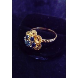 BAGUE EN OR JAUNE - 18 CARATS -  7 SAPHIRS DE 3 MM DE DIAMETRE CHACUN