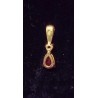 PENDENTIF EN OR JAUNE - 18 CARATS - RUBIS EN FORME DE POIRE 6 X 4 MM ET OXYDE DE ZYRCONIUM