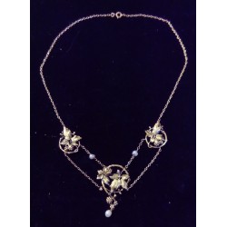 CHOKER - YELLOW GOLD - 18 CARATS - PATTERNS IN THE FORM OF VINE LEAVES AND BUNCHES OF GRAPES - 3 PEARLS