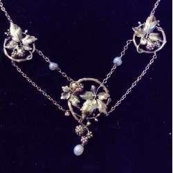 CHOKER - YELLOW GOLD - 18 CARATS - PATTERNS IN THE FORM OF VINE LEAVES AND BUNCHES OF GRAPES - 3 PEARLS