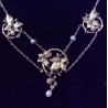 CHOKER - YELLOW GOLD - 18 CARATS - PATTERNS IN THE FORM OF VINE LEAVES AND BUNCHES OF GRAPES - 3 PEARLS