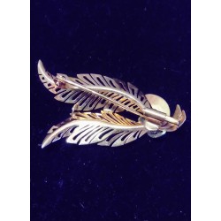 BROCHE EN OR JAUNE ET BLANC - 18 CARATS - EN FORME DE FEUILLES