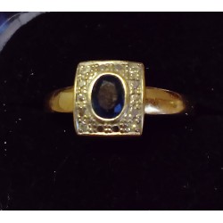 RING AUS GELBGOLD - 18 KARAT - ZENTRALER SAPHIR VON 4 X 3 MM UND 14 GLOSSEN VON JE 0,01 KARAT - GRÖßE 52