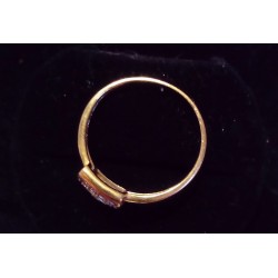 RING AUS GELBGOLD - 18 KARAT - ZENTRALER SAPHIR VON 4 X 3 MM UND 14 GLOSSEN VON JE 0,01 KARAT - GRÖßE 52