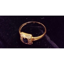 RING AUS GELBGOLD - 18 KARAT - ZENTRALER SAPHIR VON 4 X 3 MM UND 14 GLOSSEN VON JE 0,01 KARAT - GRÖßE 52