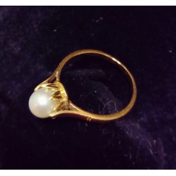 RING AUS GELBGOLD - 18 KARAT - PERLE VON 5 MM DURCHMESSER - GRÖßE 53