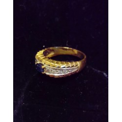 BAGUE EN OR JAUNE - 18 CARATS - SAPHIR DE 4 X 3 MM ET 8 BRILLANTS - TAILLE 55