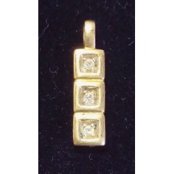 PENDENTIF EN OR JAUNE - 18 CARATS - DE FORME RECTANGULAIRE ET ORNÉ DE 3 BRILLANTS (AU TOTAL 0.10 CARAT)