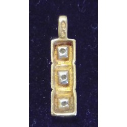 PENDENTIF EN OR JAUNE - 18 CARATS - DE FORME RECTANGULAIRE ET ORNÉ DE 3 BRILLANTS (AU TOTAL 0.10 CARAT)