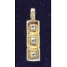 PENDENTIF EN OR JAUNE - 18 CARATS - DE FORME RECTANGULAIRE ET ORNÉ DE 3 BRILLANTS (AU TOTAL 0.10 CARAT)