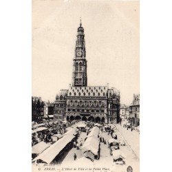 Komitat 62000 - ARRAS - DAS RATHAUS UND DER KLEINE PLATZ, EIN MARKTTAG