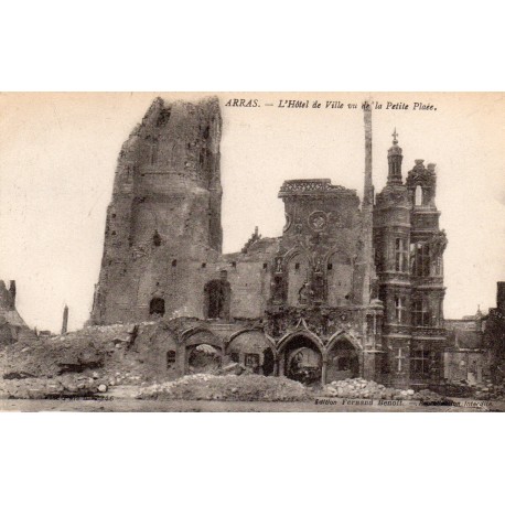 County 62000 - ARRAS - THE TOWN HALL SEEN FROM THE SMALL SQUARE