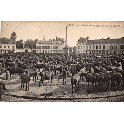 62000 - ARRAS - LA PLACE VICTOR HUGO - UN JOUR DE MARCHÉ