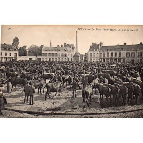 62000 - ARRAS - LA PLACE VICTOR HUGO - UN JOUR DE MARCHÉ